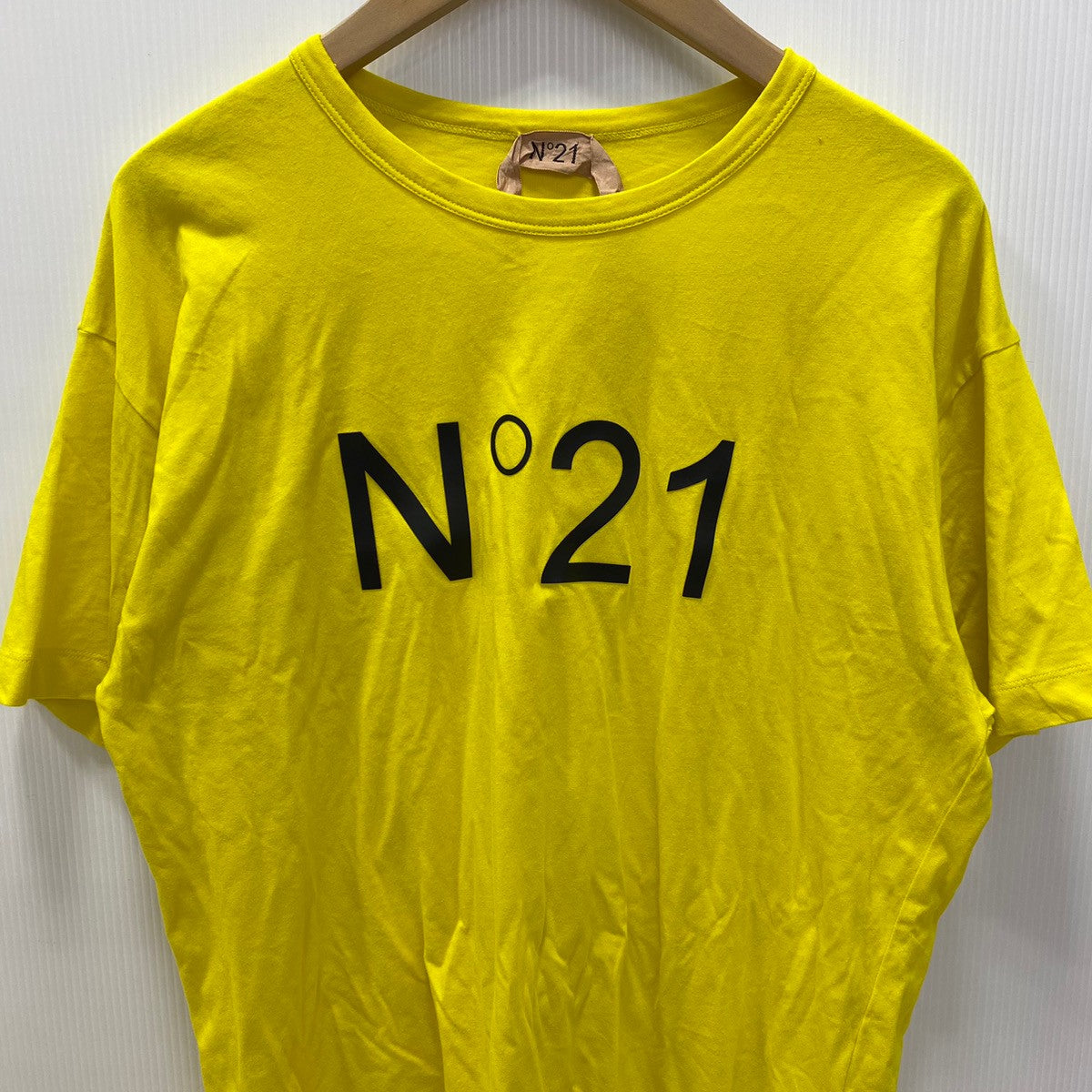 ヌメロヴェントゥーノ N°21 LOGO クルーネック F061 6314 Tシャツ ロゴ イエロー 38サイズ 201LT-303 |  古着通販のドンドンサガール