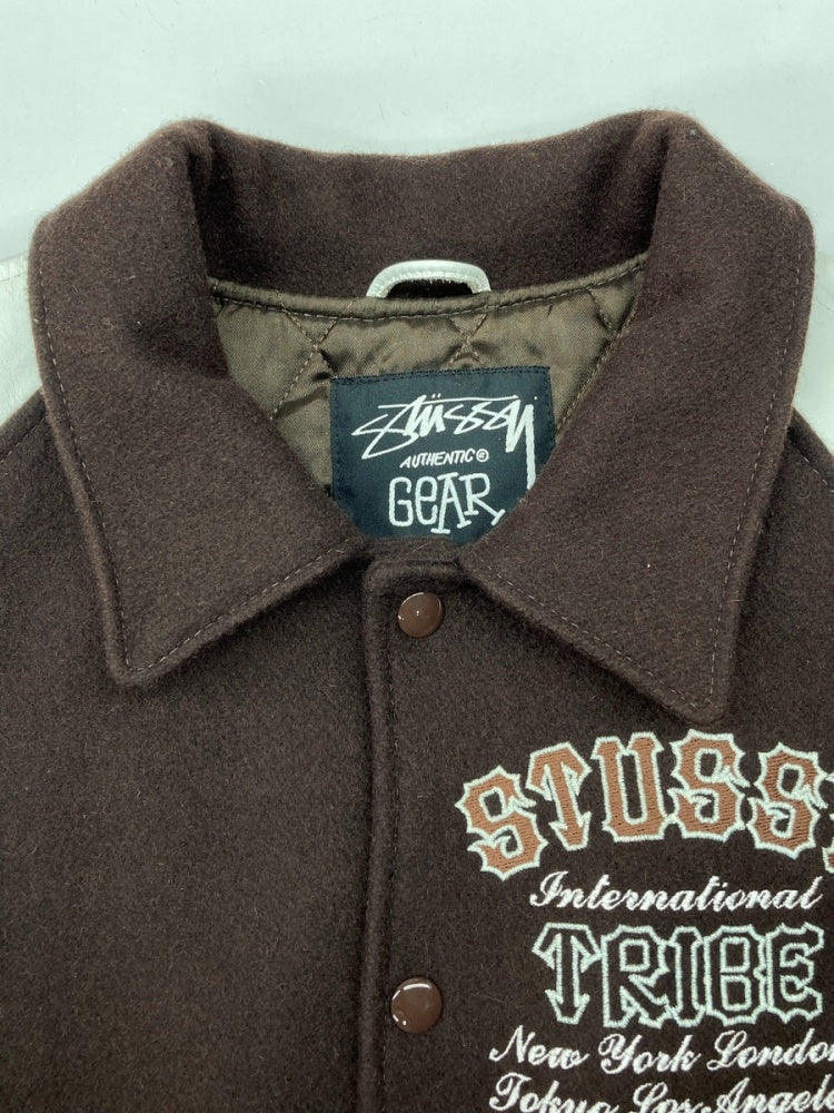 ステューシー STUSSY 25th anniversary TRIBE 4 varsity jacket スタジャン 25周年 スナップボタン  USA製 白 茶色 ジャケット 刺繍 ブラウン Lサイズ 104MT-464 | 古着通販のドンドンサガール