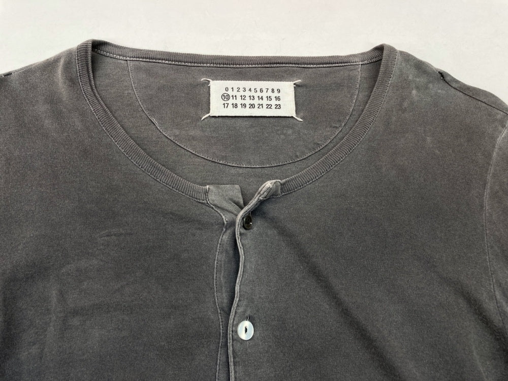 メゾン マルジェラ Maison Margiela Henley Neck T-Shirt ヘンリー ネック Tシャツ カットソー 長袖 ボタン ここの え期 灰色 サイズ 48 ロンT 無地 グレー 104MT-651 | 古着通販のドンドンサガール