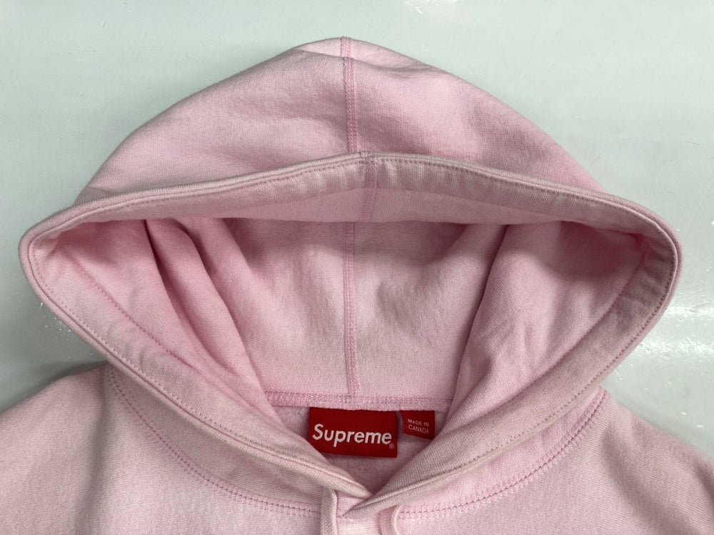 シュプリーム SUPREME × KAWS カウズ 21SS Chalk Logo Hooded Sweatshirt チョークロゴ フーディー  プルオーバー PINK パーカ ワンポイント ピンク Mサイズ 104MT-310 | 古着通販のドンドンサガール