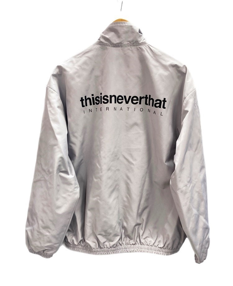 ディスイズネバーザット THISISNEVERTHAT INTL. Team Jacket ブルゾン ライトグレー系 TN230WOWLS01  ジャケット ロゴ グレー Mサイズ 101MT-2120