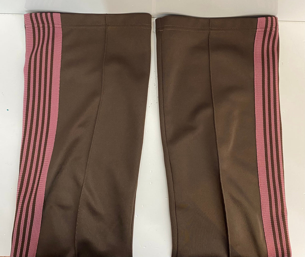 ニードルス ブーツカット トラックパンツ ブラウン 総柄 XS 美品 裾上済 ニードルス ブーツカット トラックパンツ ブラウン 総柄 XS 美品