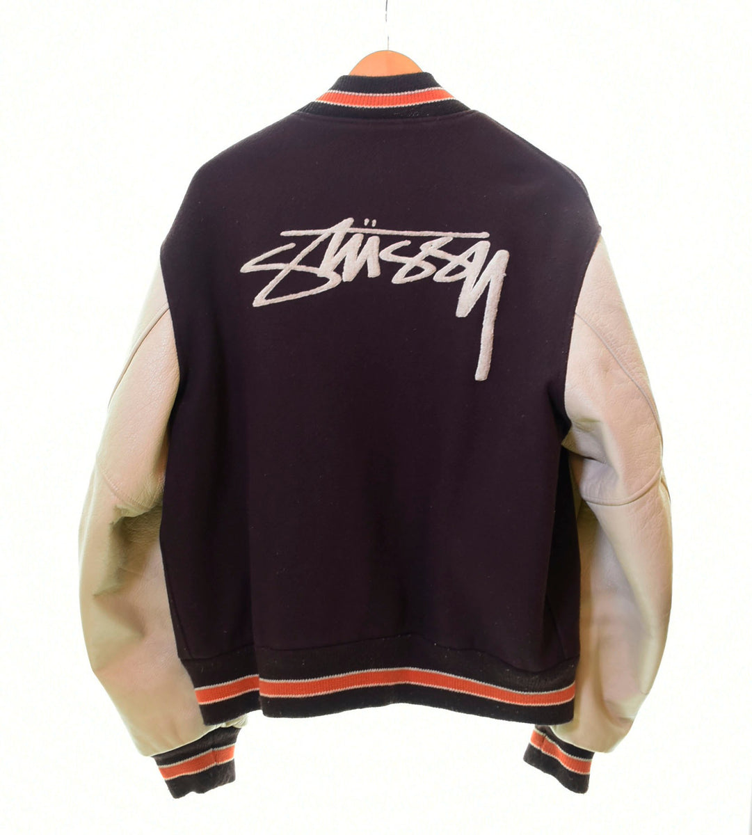 ステューシー STUSSY BURLY GEAR OLD STUSSY 90s 90年代 周年記念 USA Versity Jacket バーシティ  ジャケット スタジャン アームレザー ジャケット ロゴ ブラウン LLサイズ 103MT-146 | 古着通販のドンドンサガール