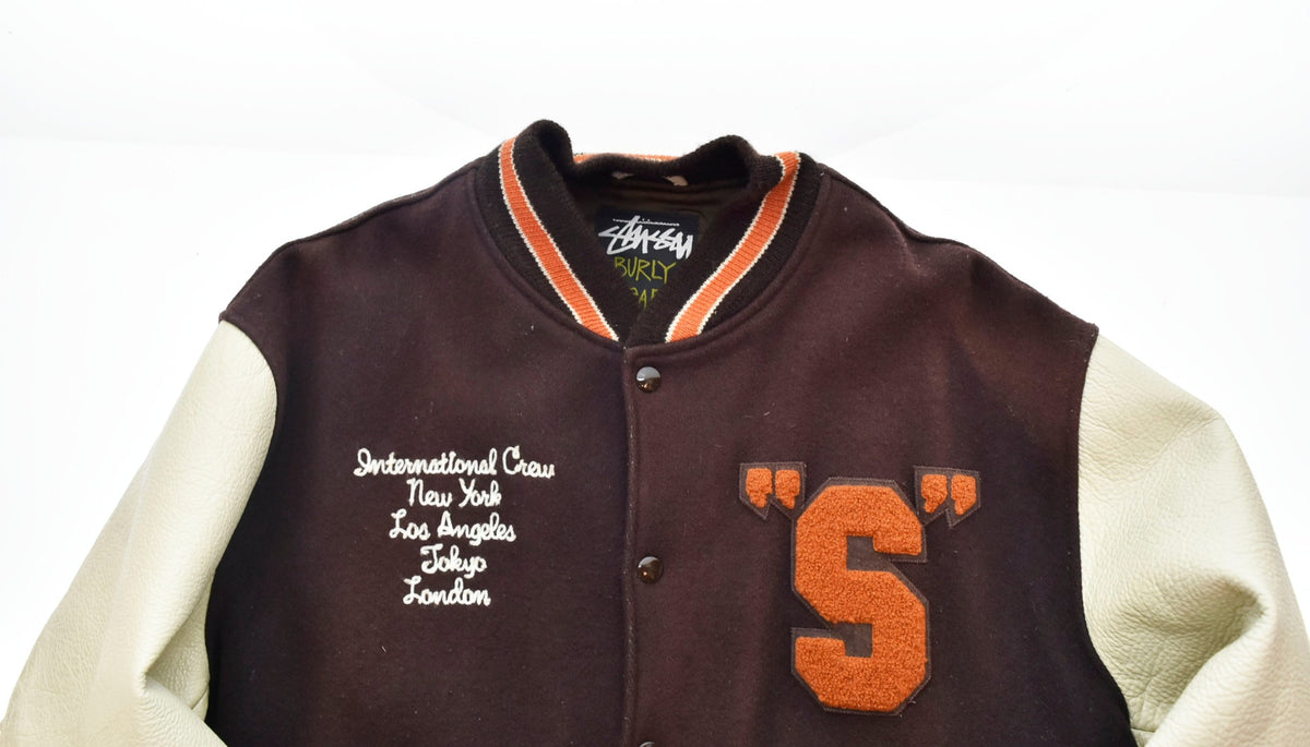 ステューシー STUSSY BURLY GEAR OLD STUSSY 90s 90年代 周年記念 USA Versity Jacket バーシティ  ジャケット スタジャン アームレザー ジャケット ロゴ ブラウン LLサイズ 103MT-146 | 古着通販のドンドンサガール