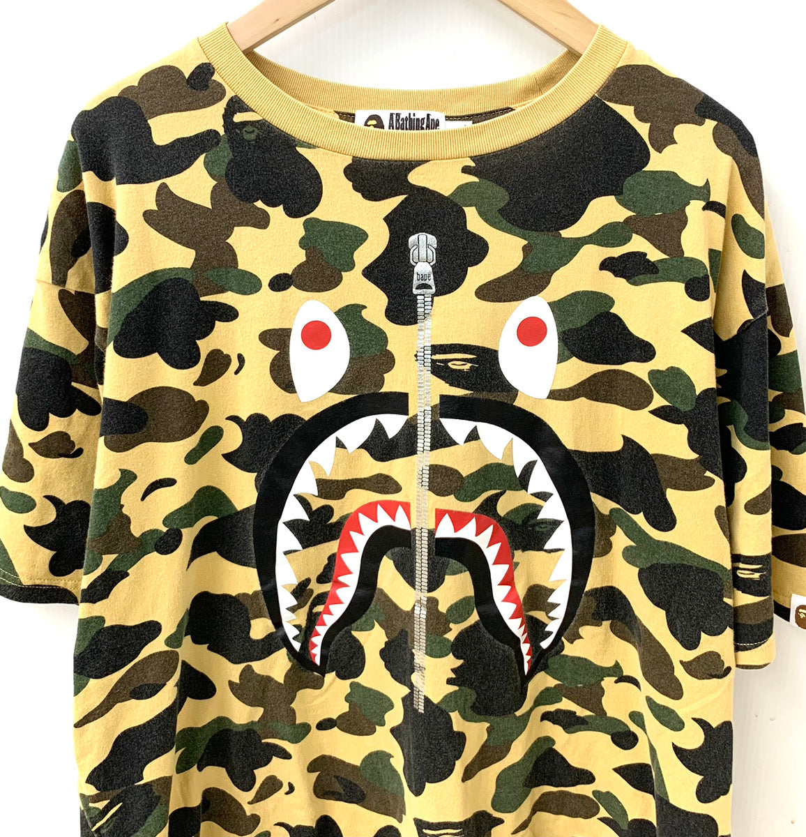 ア ベイシング エイプ A BATHING APE ベイプ BAPE シャーク ファーストカモ Tシャツ ロゴ カーキ LLサイズ 201MT-1712