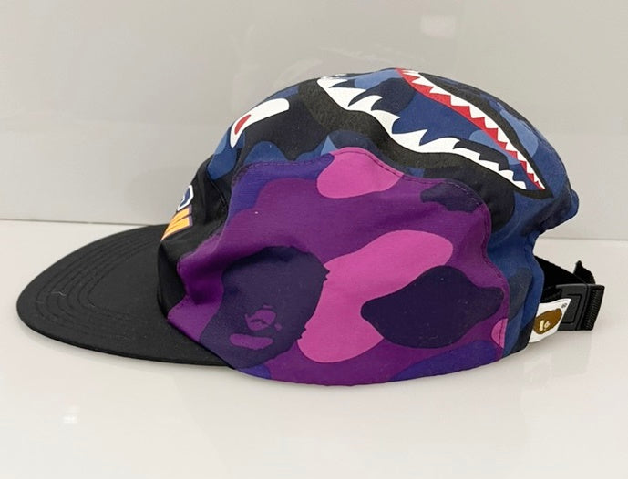 ア ベイシング エイプ A BATHING APE WGM SHARK PANEL CAP カモフラ パネル ナイロンキャップ パープル ネイビー  ブルー ブラック 日本製 フリーサイズ F 001CPG801007X 帽子 メンズ帽子 キャップ カモフラージュ・迷彩 マルチカラー ...