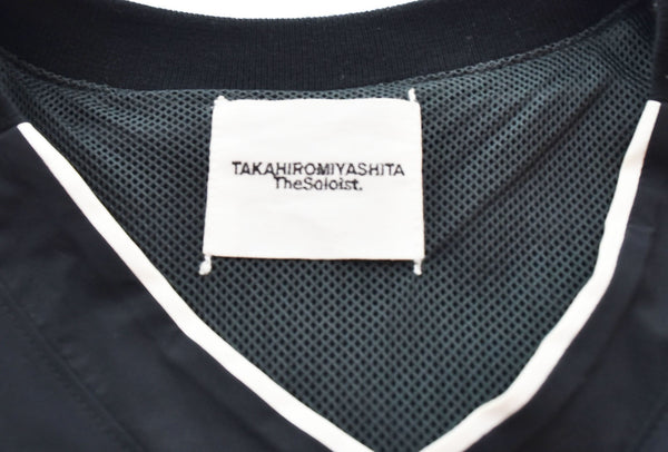 ザソロイスト TheSoloIst TAKAHIROMIYASHITA back gusset sleeve v-neck football shirt フットボールシャツ 黒 0008BSS24 46 トップスその他 ブラック 103MT-2075
