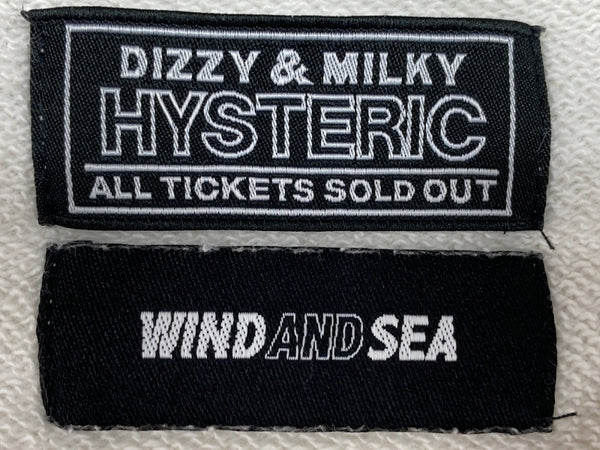 ウィンダンシー WIND AND SEA × ヒステリックグラマー HYSTERIC GLAMOUR ヒスシー CREW NECK SWEAT トレーナー クルーネック パイルロゴ BEIGE WDS-C-HYS-23-AP-Q1-17 スウェット ワンポイント ベージュ Mサイズ 104MT-1839