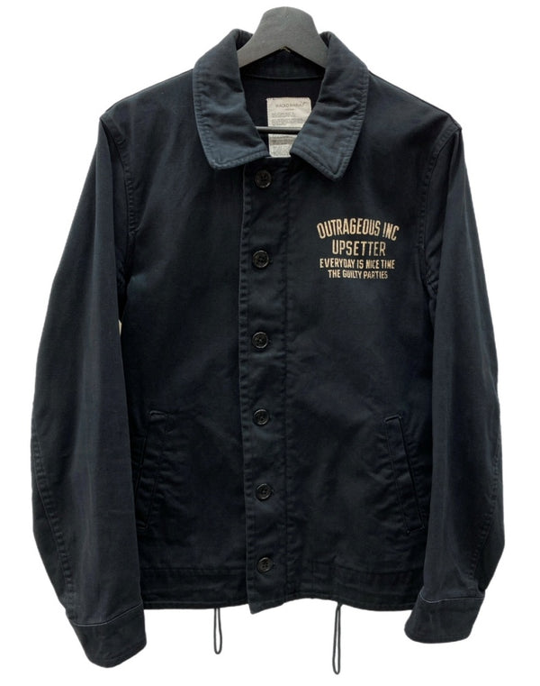 ワコマリア WACKO MARIA N-1 デッキジャケット OUTRAGEOUS INC フロントボタン ステンカラー ライトアウター バックプリント 日本製 NAVY 紺 ジャケット ロゴ ネイビー Mサイズ 104MT-1849