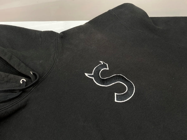 シュプリーム SUPREME S Logo Hooded Sweatshirt エス ロゴ フーディ シャツ スウェット デビルSロゴ ツノSロゴ 黒 パーカ 刺繍 ブラック 2XLサイズ 104MT-2253