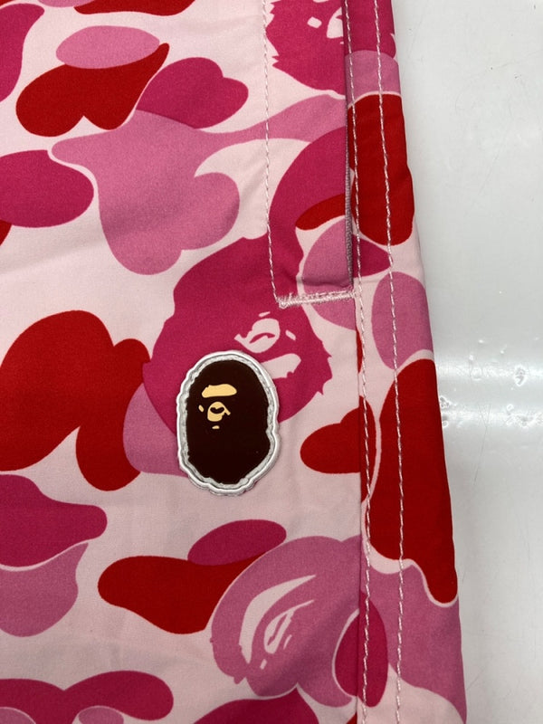 アベイシングエイプ A BATHING APE ABC CAMO BEACH SHORTS カモ ビーチ ショーツ サルカモ ハーフ スイム 短パン 白 赤 ピンク ロゴ ハーフパンツ マルチカラー Mサイズ 104MB-408