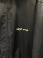 ヴェトモン VETEMENTS ETE2018 OUTERWEAR PRET-A-PORTER Sagittarius ロング丈 レインコート ナイロンジャケット 紺 WSS18JA29 ジャケット ネイビー 101MT-3063