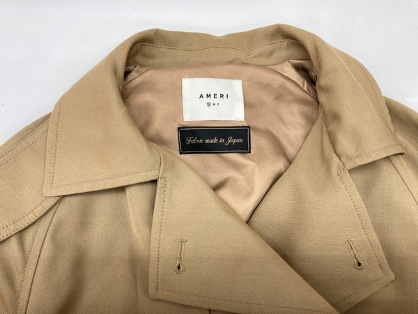 アメリ AMERI MINIMAL FLARE LONG TRENCH COAT ミニマル フレア ロング トレンチ テーラード ステンカラー ハイネック サイドボタン スリット ウエストマーク 日本製 BEIGE 1020730560 コート ベージュ Sサイズ 104LT-234