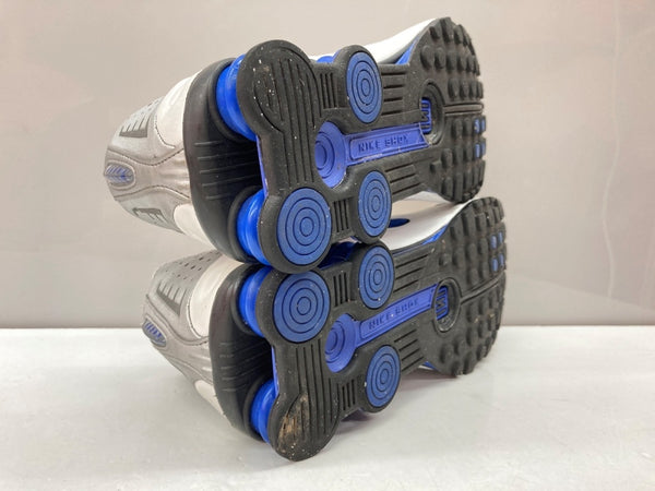 ナイキ NIKE 24年製 SHOX R4 METALLIC SILVER ショックス メタリック シルバー ローカット シューズ 白 青 銀 HQ1988-100 メンズ靴 スニーカー ホワイト 27.5cm 104S-839