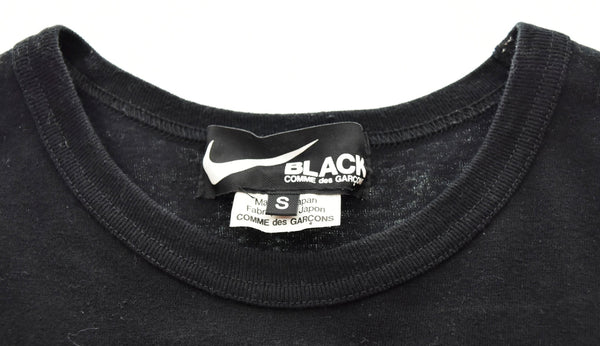 ブラックコムデギャルソン  BLACK COMME des GARCONS NIKE 23SS  オーバーサイズ スリーブ メッセージプリント 半袖Tシャツ 黒 1K-T102 Tシャツ プリント ブラック Sサイズ 103MT-588