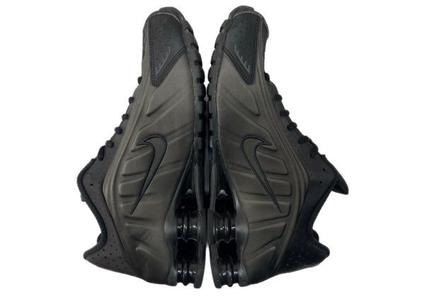 ナイキ NIKE 24年製 SHOX R4 ショックス オールブラック ローカット シューズ 黒 HQ1988-001 メンズ靴 スニーカー ブラック 27cm 104S-927