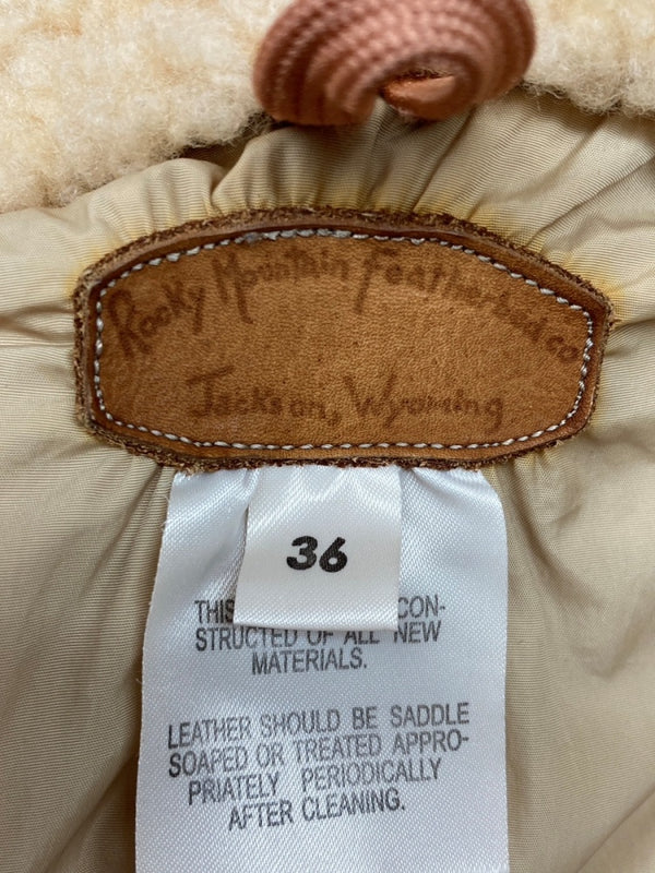 ロッキーマウンテンフェザーベッド Rocky Mountain Featherbed RM CHRISTY JACKET クリスティ ジャケット ダウン ダブルジップ 襟ボア 切替え アウター 薄茶 450-472-22 サイズ 36 ジャケット 無地 ベージュ 104MT-1443