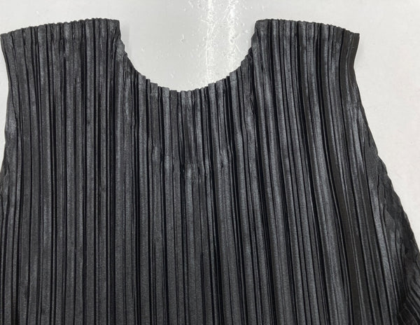 イッセイミヤケ ISSEY MIYAKE プリーツプリーズ PLEATS PLEASE ノースリーブ 膝丈 プリーツ加工 バックリボン ウエストマーク BLACK 黒 PP51-JH125 ワンピース 無地 ブラック サイズ5 104LT-106