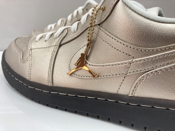 ナイキ NIKE 24年製 WMNS AIR JORDAN 1 LOW SE METALLIC ZINC エア ジョーダン ロー メタリック ジンク AJ1 金 HQ3529-099 メンズ靴 スニーカー ゴールド 27.5cm 104S-949