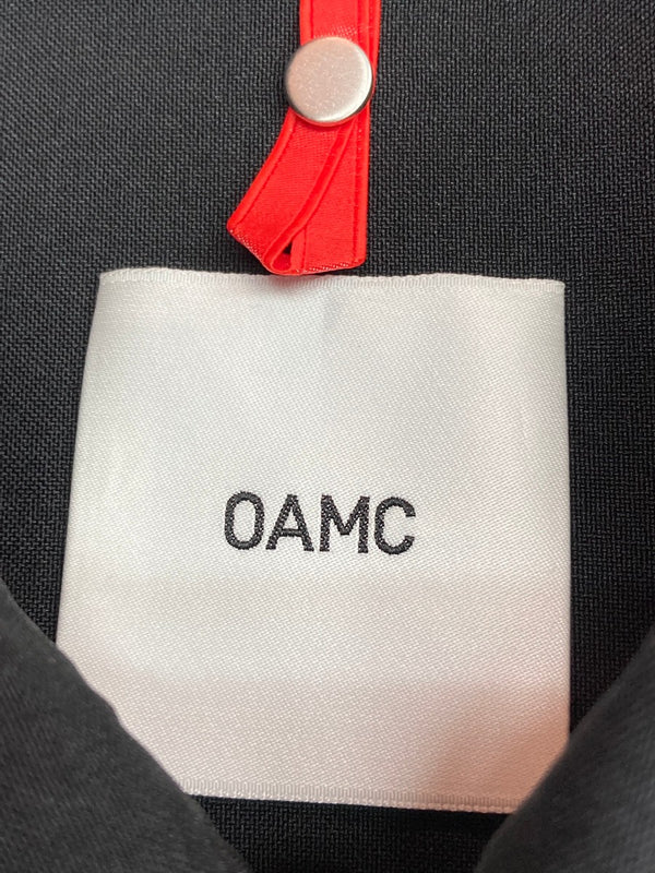 オーエーエムシー OAMC IAN SHIRT ジップアップシャツジャケット ジップジャケット パッチポケット フロントジップ ロゴ ロングスリーブ 黒 OAMU602366 ジャケット 無地 ブラック Mサイズ 104MT-208
