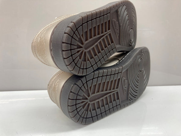 ナイキ NIKE 24年製 WMNS AIR JORDAN 1 LOW SE METALLIC ZINC エア ジョーダン ロー メタリック ジンク AJ1 金 HQ3529-099 メンズ靴 スニーカー ゴールド 27.5cm 104S-949