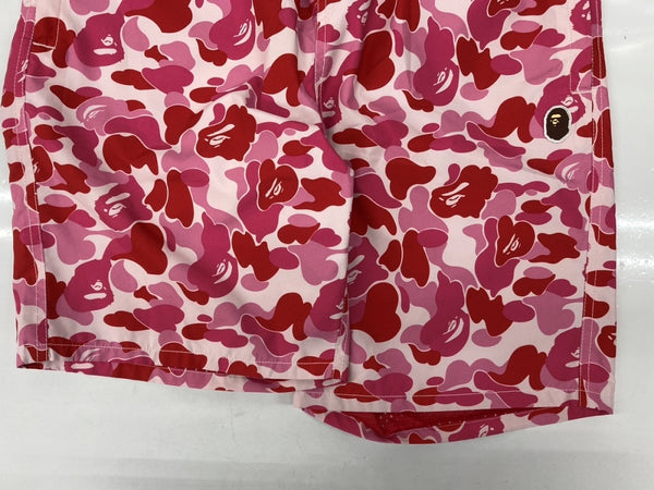 アベイシングエイプ A BATHING APE ABC CAMO BEACH SHORTS カモ ビーチ ショーツ サルカモ ハーフ スイム 短パン 白 赤 ピンク ロゴ ハーフパンツ マルチカラー Mサイズ 104MB-408