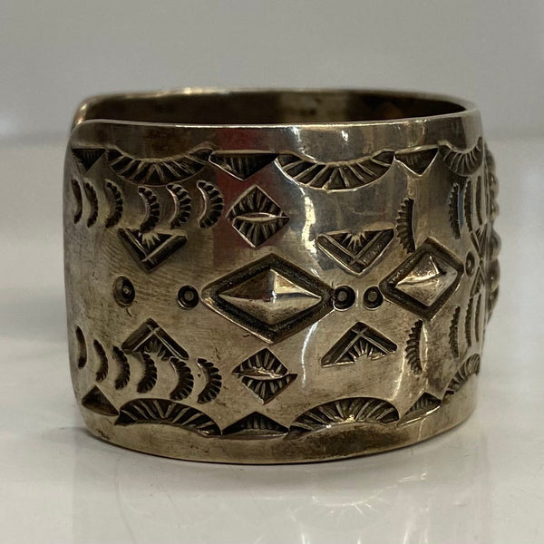 【曜日割引対象外】 【中古】インディアンジュエリー INDIAN JEWELRY Henry Mariano エンボス＆スタンプワーク バングル メンズジュエリー・アクセサリー バングル シルバー 201goods-586 VB