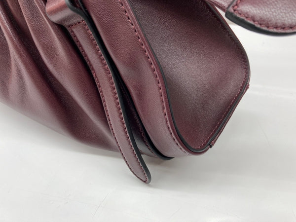 マークジェイコブス MARC JACOBS ザ クリスティーナ サッチェル THE CRISTINA SATCHEL シグネチャー スクランチ ハンドバッグ ギャザー チャーム パープル系その他 DARK PLUM ボルドー 2F5HSH031H01 バッグ レディースバッグ トートバッグ ロゴ ワインレッド 104B-73