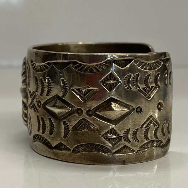 【曜日割引対象外】 【中古】インディアンジュエリー INDIAN JEWELRY Henry Mariano エンボス＆スタンプワーク バングル メンズジュエリー・アクセサリー バングル シルバー 201goods-586 VB