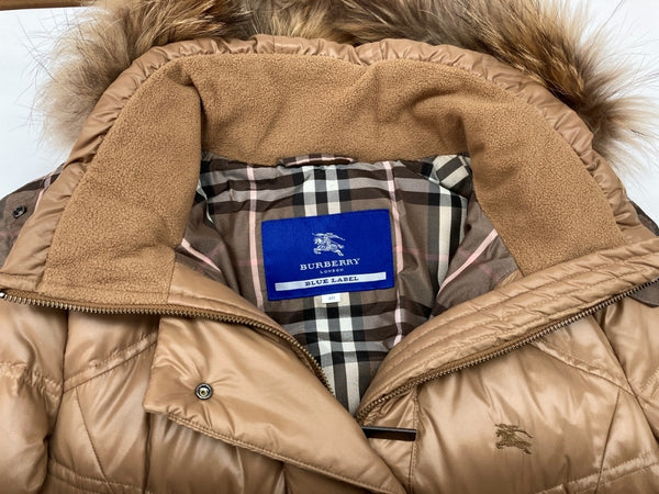 バーバリー Burberry ブルーレーベル BLUE LABEL 三陽商会 ダウン アウター 裏地ノバチェック フードファー ジップアップ ロゴ 刺繍 BROWN 茶色 FRF01-532-50 コート ワンポイント ブラウン SIZE40 104LT-240