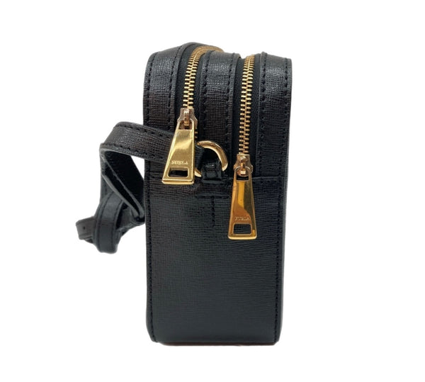 フルラ FURLA リリー LILLI カメラバッグ クロスボディ CROSSBODY ダブルジップ ゴールドロゴ サフィアーノレザー LEATHER BLACK 黒 1028452 バッグ レディースバッグ ショルダーバッグ・メッセンジャーバッグ ロゴ ブラック 104B-52