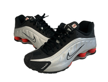 ナイキ NIKE SHOX R4 METALLIC SILVER ナイキ ショックス R4 HQ1988-002 メンズ靴 スニーカー シルバー 26cm 101sh-2406