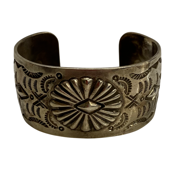 【曜日割引対象外】 【中古】インディアンジュエリー INDIAN JEWELRY Henry Mariano エンボス＆スタンプワーク バングル メンズジュエリー・アクセサリー バングル シルバー 201goods-586 VB