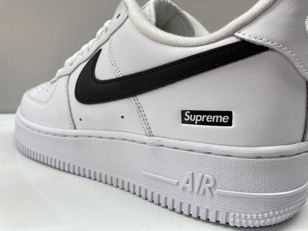 ナイキ NIKE 25年製 × SUPREME シュプリーム AIR FORCE 1 LOW エア フォース ロー AF1 スケボー シューズ 白 黒 CU9225-102 メンズ靴 スニーカー ホワイト 27.5cm 104S-1001