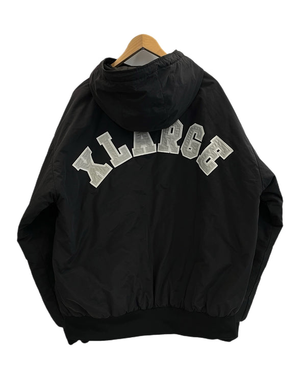 エクストララージ XLARGE フーディ パフジャケット 黒 ロゴ ワッペン 101203021005 XL ジャケット ブラック LLサイズ 101MT-4207