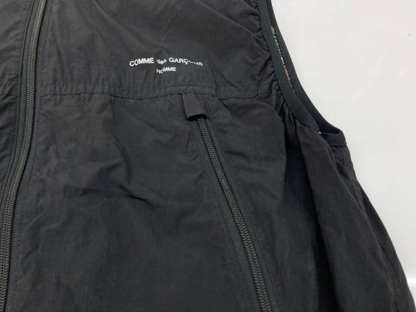 コムデギャルソン COMME des GARCONS オム HOMME ナイロン タイプライター NYLON ジップアップ ダブルジップ ロゴ プリント 日本製 BLACK 黒 HM-V001 ベスト ワンポイント ブラック Mサイズ 104MT-2012