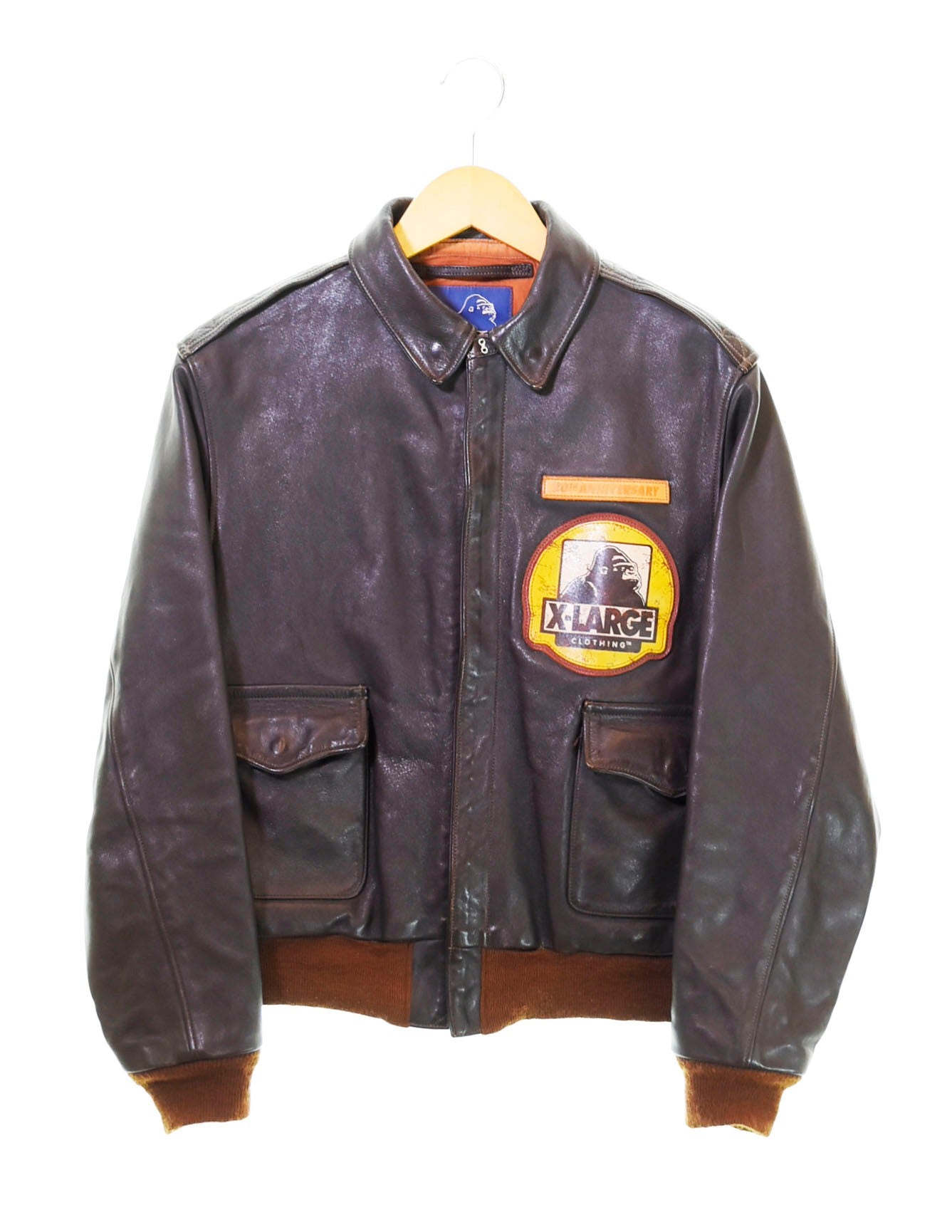 トイズマッコイ TOYS McCOY X-LARGE 20TH ANNIVERSARY A2 JACKET 50着限定 シリアルナンバー入り  114514 38 ジャケット プリント ブラウン 103MT-642 | 古着通販のドンドンサガール