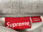 シュプリーム SUPREME 18AW Trademark Hooded Sweatshirt トレードマーク フーデッド スウェットシャツ フーディ プルオーバー ロゴ 刺繍 カナダ製 GRAY 灰色 パーカ ワンポイント グレー Mサイズ 104MT-1945