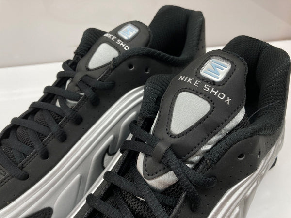 ナイキ NIKE 25年製 SHOX R4 METALLIC SILVER ショックス ローカット シューズ 黒 銀 HQ1988-004 メンズ靴 スニーカー シルバー 28cm 104S-928