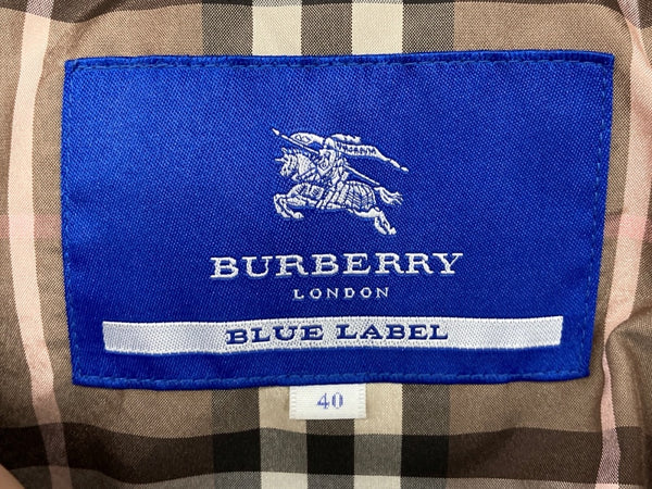 バーバリー Burberry ブルーレーベル BLUE LABEL 三陽商会 ダウン アウター 裏地ノバチェック フードファー ジップアップ ロゴ 刺繍 BROWN 茶色 FRF01-532-50 コート ワンポイント ブラウン SIZE40 104LT-240
