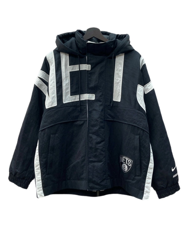 ナイキ NIKE × AMBUSH アンブッシュ NBA COLLECTION NETS JACKET ネッツ ジャケット バスケ ダブルジップ アウター 黒 DB9567-010 ジャケット ロゴ ブラック Sサイズ 104MT-1796
