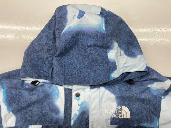 ザノースフェイス THE NORTH FACE 21AW × Supreme シュプリーム Bleached Denim Print Mountain Jacket ブリーチド デニム プリント マウンテン ジャケット 白 青 NP52100I ジャケット ロゴ ブルー XLサイズ 104MT-690