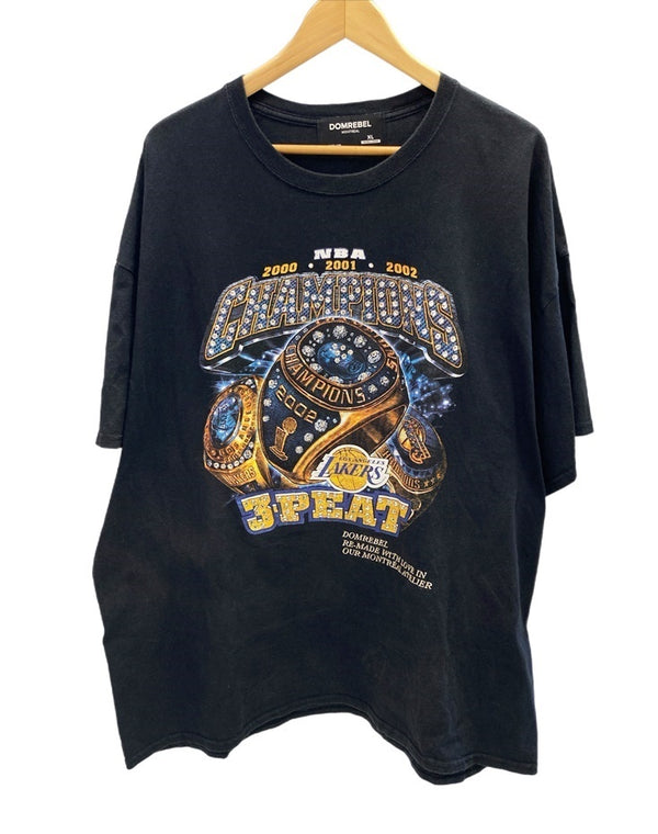 ドムレーベル DOMREBEL NBA LAKERS 3 PEAT CHAMPS TEE レイカーズ チャンピオンシップ 黒 半袖 XL Tシャツ プリント ブラック 101MT-2635