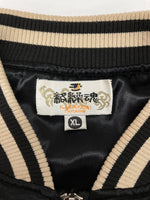 カラクリダマシイ 絡繰魂 枝垂れ桜刺繍 スカジャン 蝶 朧 和柄 ジップアップ アウター ジャケット 黒 223021 ジャケット 総柄 ブラック XLサイズ 104MT-1662