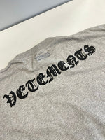 ヴェトモン VETEMENTS Anarchy アナーキー ロゴ プリントTシャツ オーバーサイズ 半袖カットソー XS Tシャツ グレー SSサイズ 101MT-4450