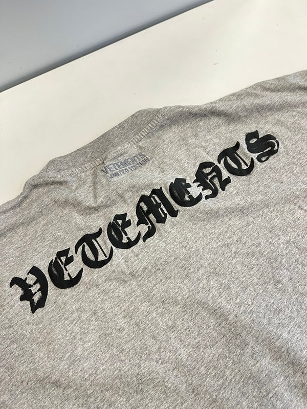 ヴェトモン VETEMENTS Anarchy アナーキー ロゴ プリントTシャツ オーバーサイズ 半袖カットソー XS Tシャツ グレー SSサイズ 101MT-4450