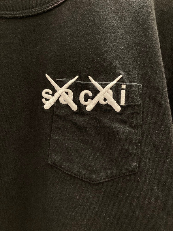 サカイ sacai カウズ KAWS ロゴ ポケットTシャツ 黒  21-0285S サイズ3 Tシャツ ブラック 101MT-3184