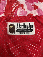アベイシングエイプ A BATHING APE ABC CAMO BEACH SHORTS カモ ビーチ ショーツ サルカモ ハーフ スイム 短パン 白 赤 ピンク ロゴ ハーフパンツ マルチカラー Mサイズ 104MB-408