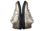 ナイキ NIKE 24年製 WMNS AIR JORDAN 1 LOW SE METALLIC ZINC エア ジョーダン ロー メタリック ジンク AJ1 金 HQ3529-099 メンズ靴 スニーカー ゴールド 27.5cm 104S-949