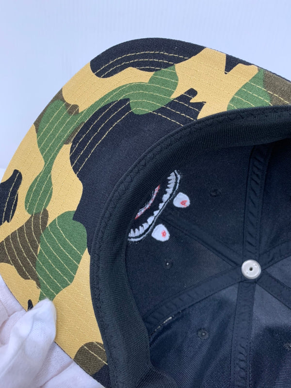 【中古】ア ベイシング エイプ A BATHING APE 1st camo yellow a bathing ape bape shark cap シャーク 001CPD301001X 帽子 メンズ帽子 キャップ カモフラージュ・迷彩 ブラック フリーサイズ 201goods-129